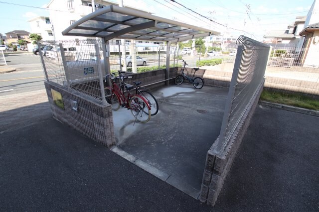 物件内観写真4　(駐輪場)