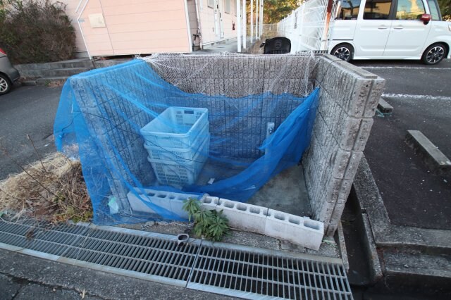 物件内観写真5　(敷地内ゴミ置き場)