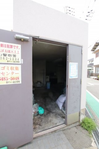 物件内観写真6　(敷地内ゴミ捨場)
