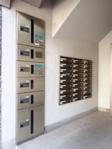 物件内観写真5　(宅配BOX＆集合ポスト)