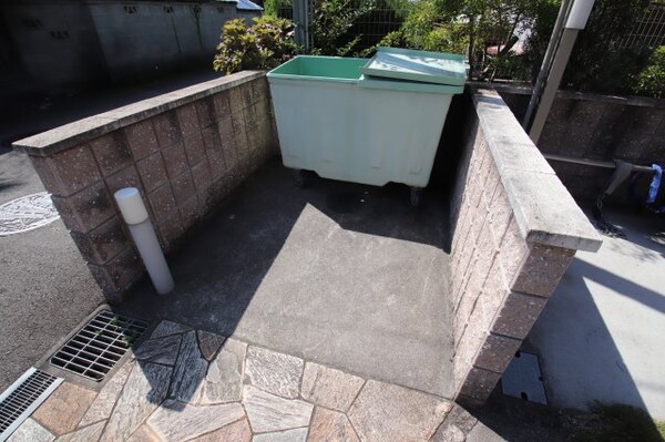 建物設備(敷地内ゴミ捨場)