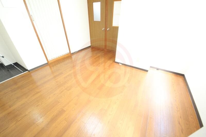 物件内観写真12　(明るい色調の室内です)