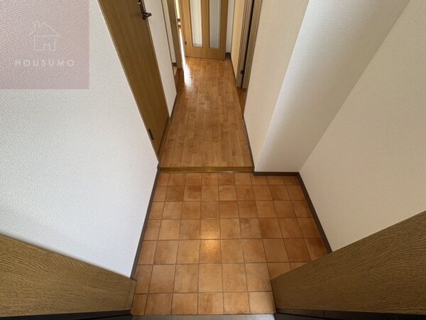 玄関(子供のお昼寝に使えるお部屋です)