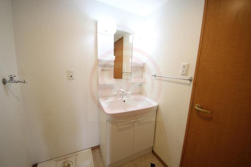物件内観写真19　(朝の身支度には欠かせない独立洗面化粧台)