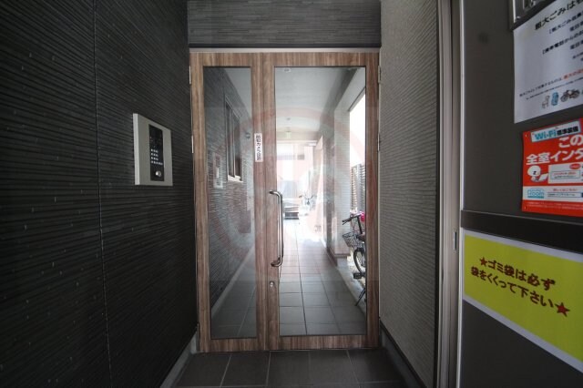 物件外観写真2　(落ち着いたエントランスです)