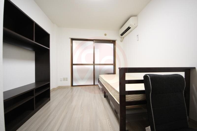 物件内観写真19　(明るい色調の室内です)