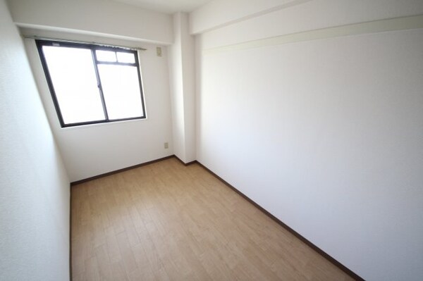 寝室(落ち着いて過ごせるお部屋なので、寝室にいかがでしょうか)