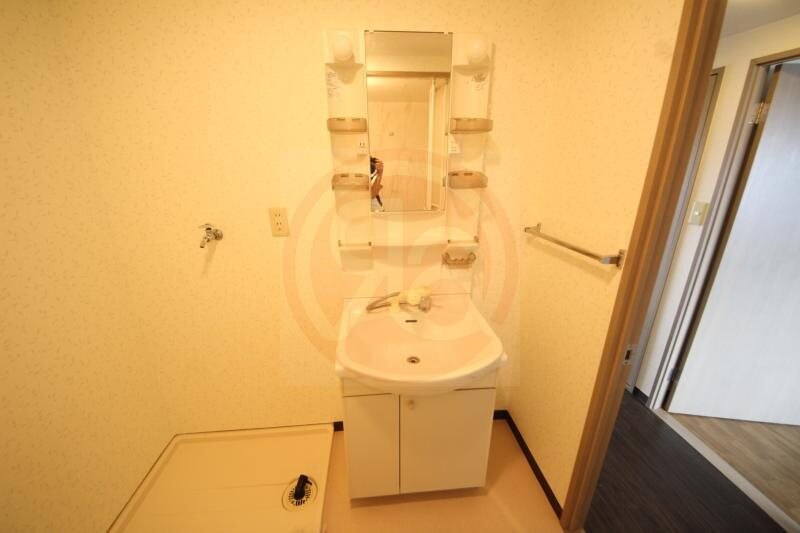 物件内観写真19　(朝の支度にも助かる、独立の洗髪洗面化粧台)