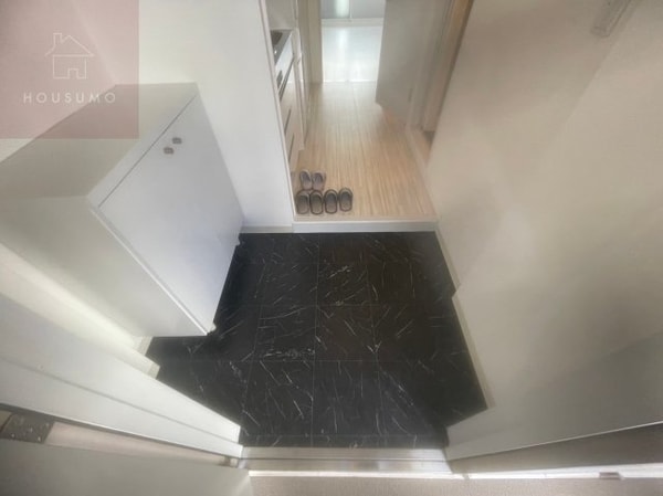 玄関(開放的で明るい空間を演出してくれるバルコニーです)