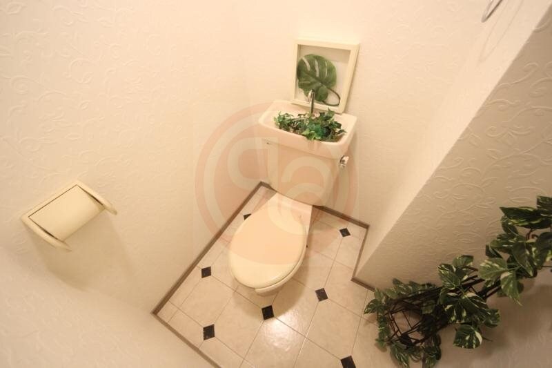 物件内観写真9　(落ち着いた色調のトイレです)