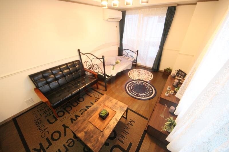 物件内観写真17　(明るい色調の室内です)