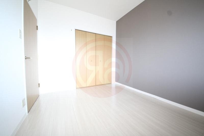 物件内観写真8　(落ち着いた色調の寝室です)