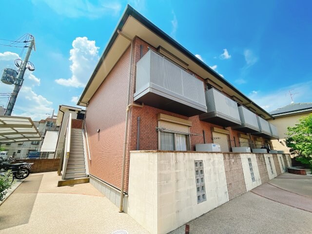 物件外観写真1　(外観は落ち着いています)