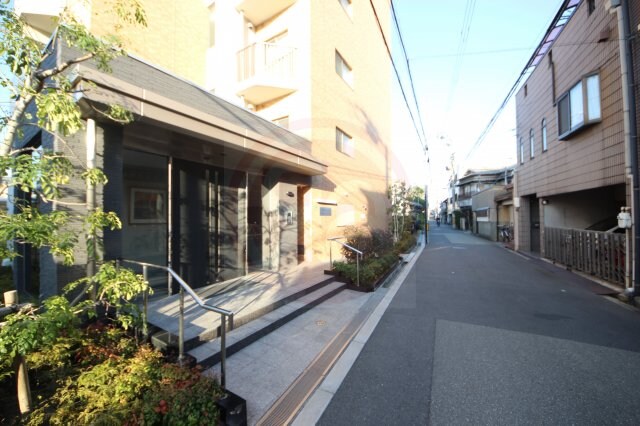 物件外観写真2　(清潔なエントランスです)