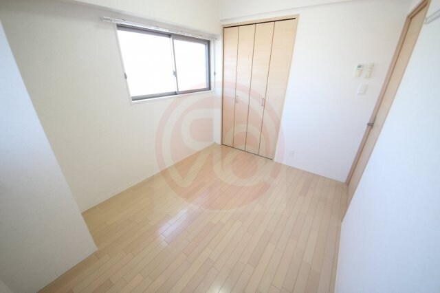 物件内観写真23　(個人の部屋や寝室として使える洋室です)