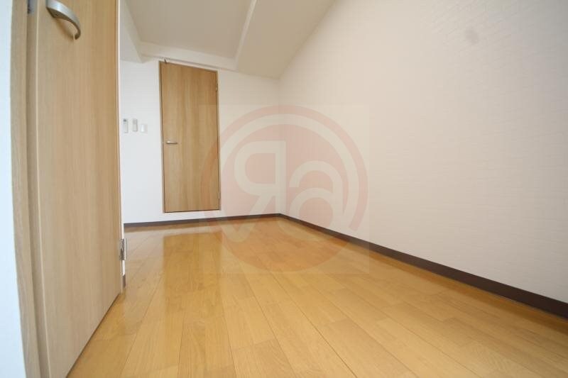 物件内観写真11　(落ち着いた色調の寝室です)