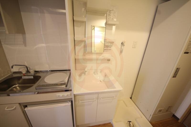 物件内観写真18　(独立洗面台、小物を置くことができて便利です)