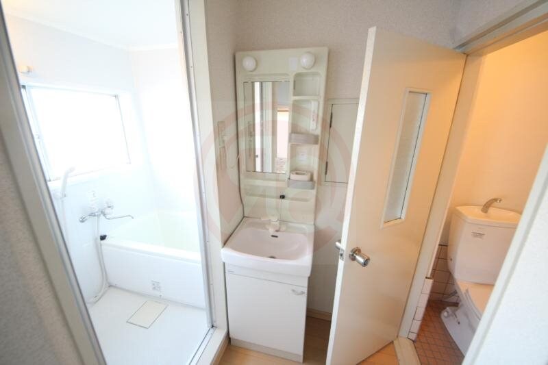 物件内観写真10　(朝の身支度には欠かせない独立洗面化粧台)