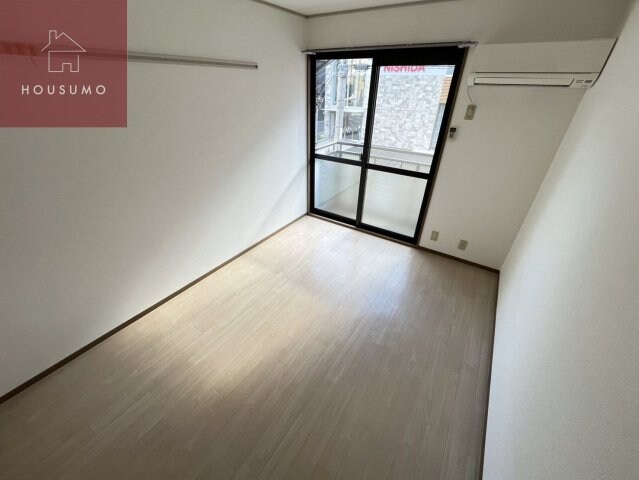 物件内観写真7　(開放的な寝室です)