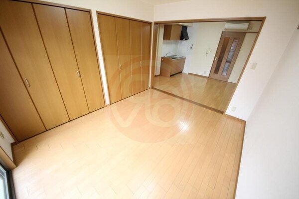 寝室(落ち着いて過ごせるお部屋なので、寝室にいかがでしょうか)
