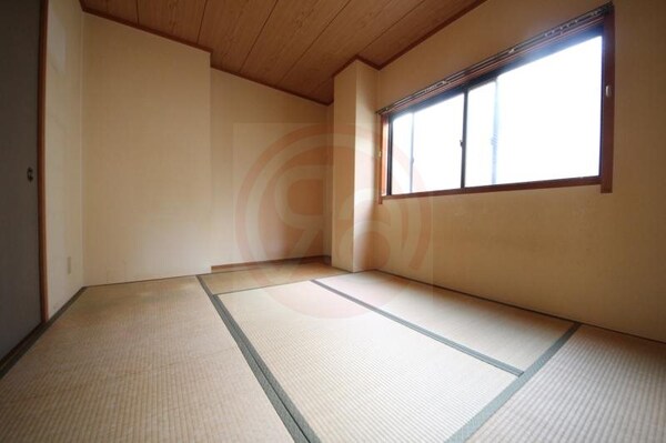 和室(畳の上でゆっくりとくつろげる和室です)