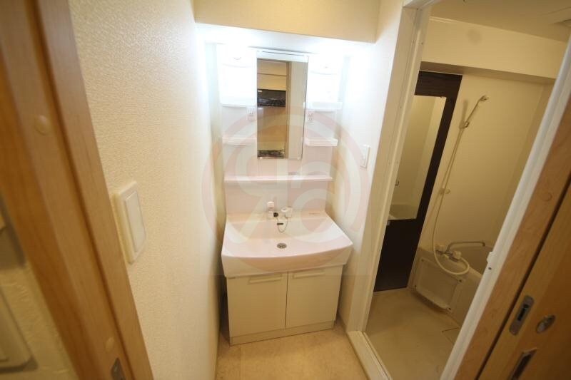 物件内観写真17　(朝の支度にも助かる、独立の洗髪洗面化粧台)