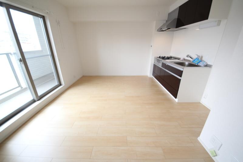 物件内観写真16　(ゆったりとした居間です)