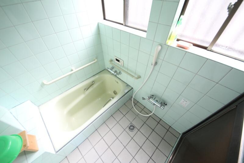 物件内観写真5　(日々の疲れを癒すお風呂付です)