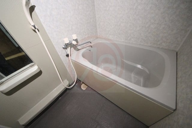 物件内観写真6　(日々の疲れを癒すお風呂付です)