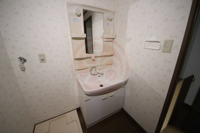 物件内観写真9　(独立洗面台、朝の身支度には欠かせません)