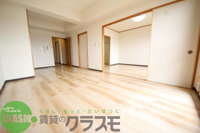 物件内観写真16　(こちらのリビングで趣味の時間をお楽しみください)