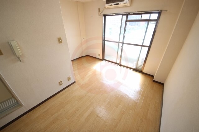 物件内観写真4　(ゆったりとした居間です)