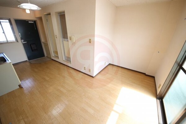 洋室(きれいなキッチンです)