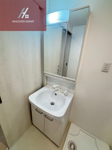 物件内観写真17　(朝の支度にも助かる、独立の洗髪洗面化粧台)