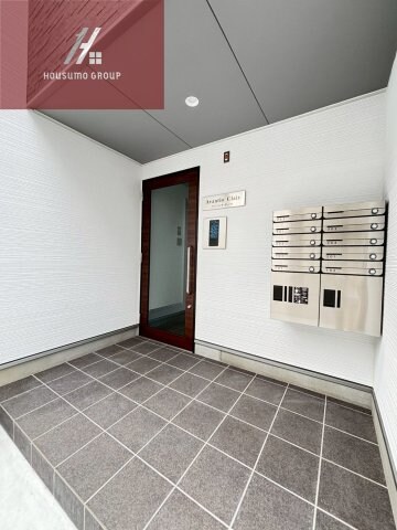 物件外観写真2　(ゆとりのあるエントランスです)