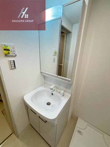 物件内観写真17　(朝の身支度には欠かせない独立洗面化粧台)