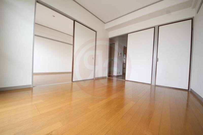 物件内観写真12　(開放的な寝室です)