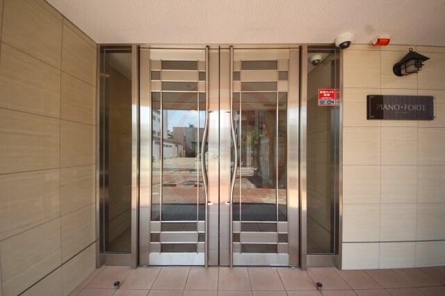 物件外観写真2　(清潔なエントランスです)