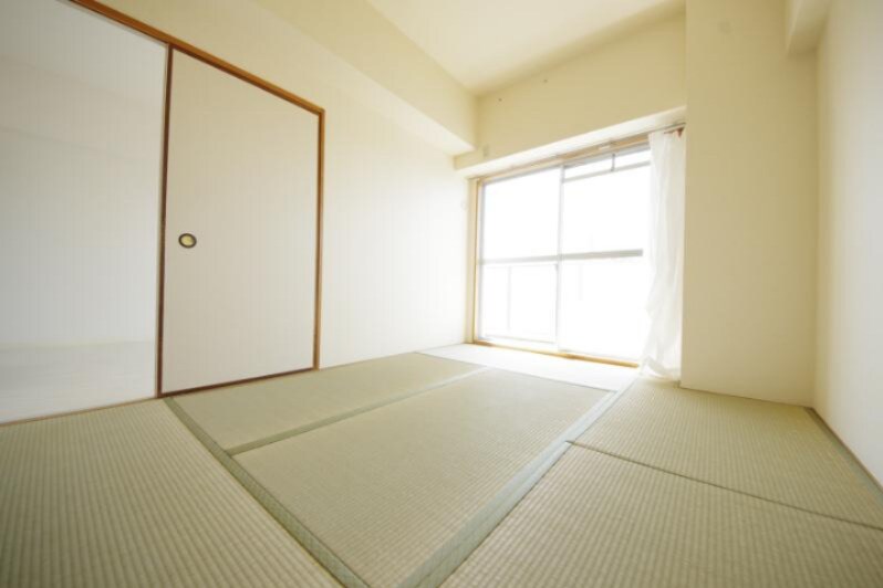 物件内観写真7　(落ち着いた色調の寝室です)