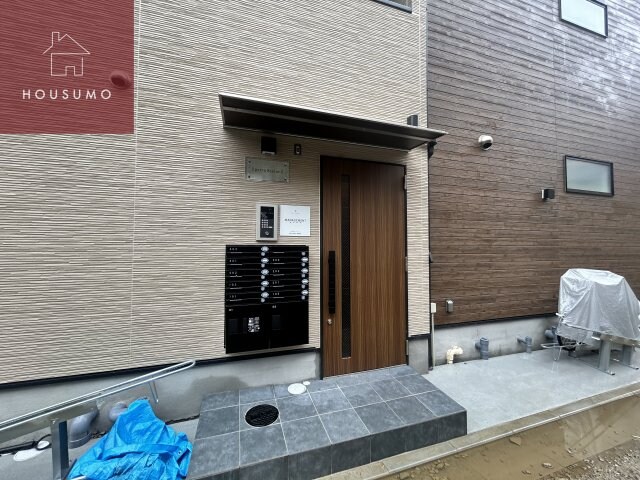 物件外観写真2　(清潔なエントランスです)