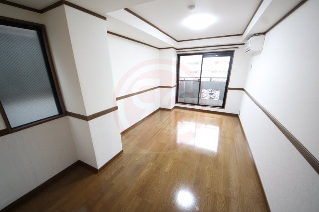 物件内観写真4　(個人の部屋や寝室として使える洋室です)