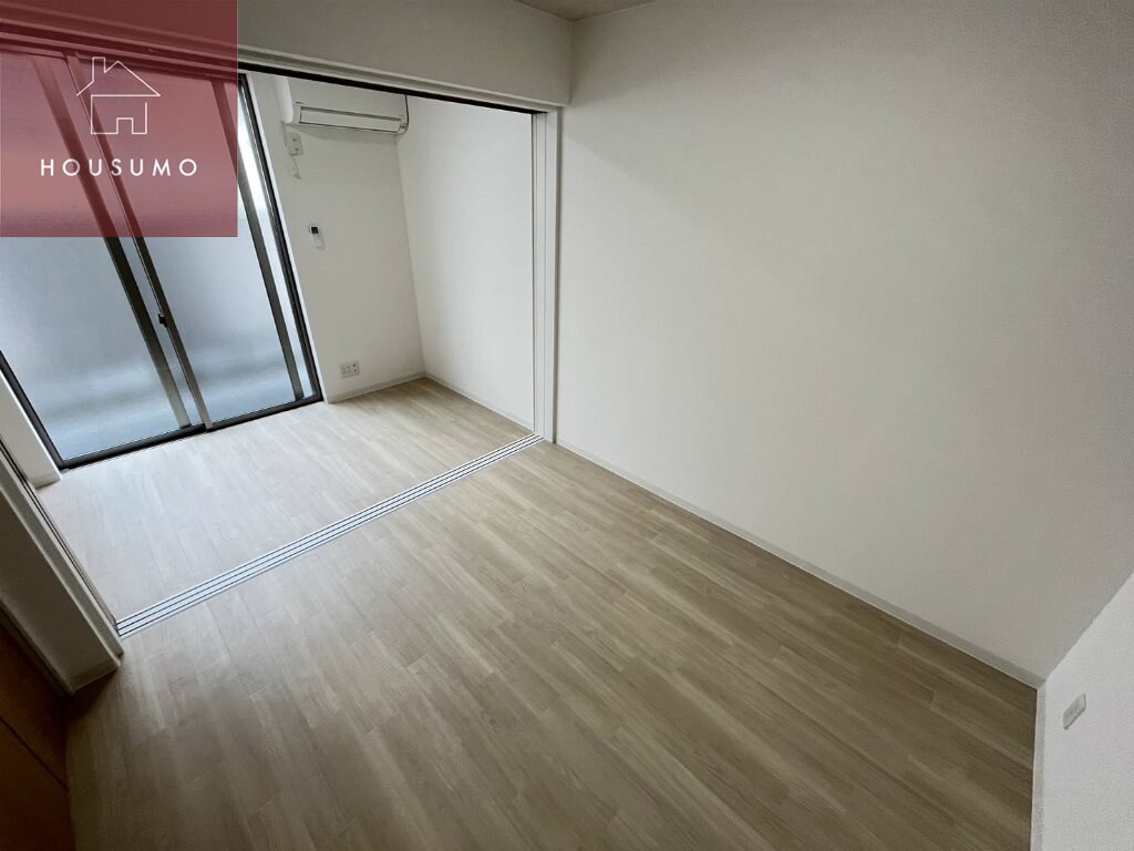 物件内観写真23　(こちらの居間で趣味の時間をお楽しみください)