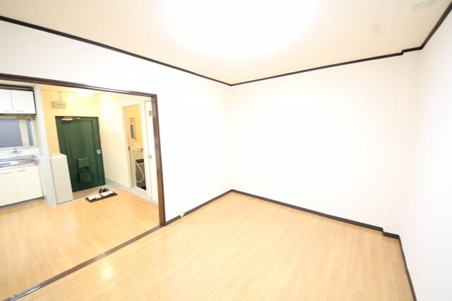 物件内観写真5　(ゆったりとしたリビングです)