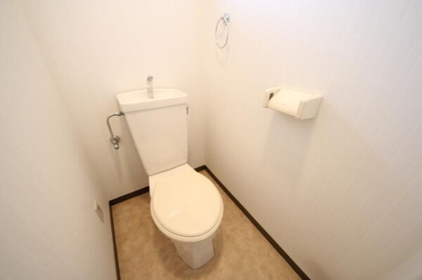トイレ(落ち着いた色調のトイレです)