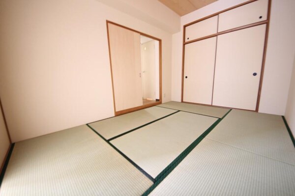 和室(来客時にも便利な和室付き)