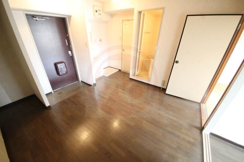 物件内観写真5　(こちらの居間で趣味の時間をお楽しみください)