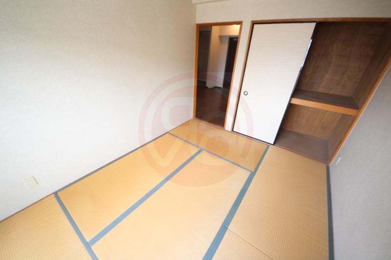 物件内観写真13　(和室がひろがる居住スペース)