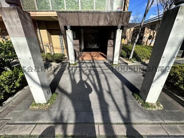 物件外観写真3　(ゆとりのあるエントランスです)