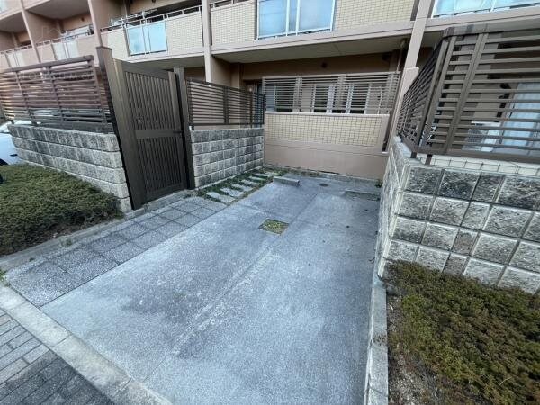 駐車場(車をお持ちの方に嬉しい駐車場付きの物件です)