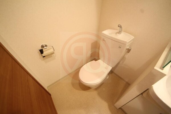 トイレ(落ち着いた色調のトイレです)